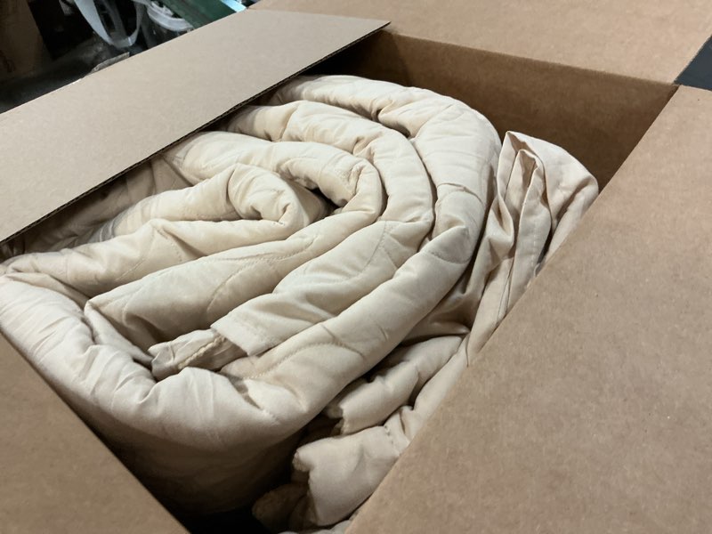 Condition photo showing As Is for EVENHUG Queen Quilt Bedding Set Lightweight Beige Quilts Queen Size for All Seasons Soft Bedspreads Coverlets Bed Cover with Leaf Pattern 3 Pieces (92"x96") Beige Queen(92"X 96")