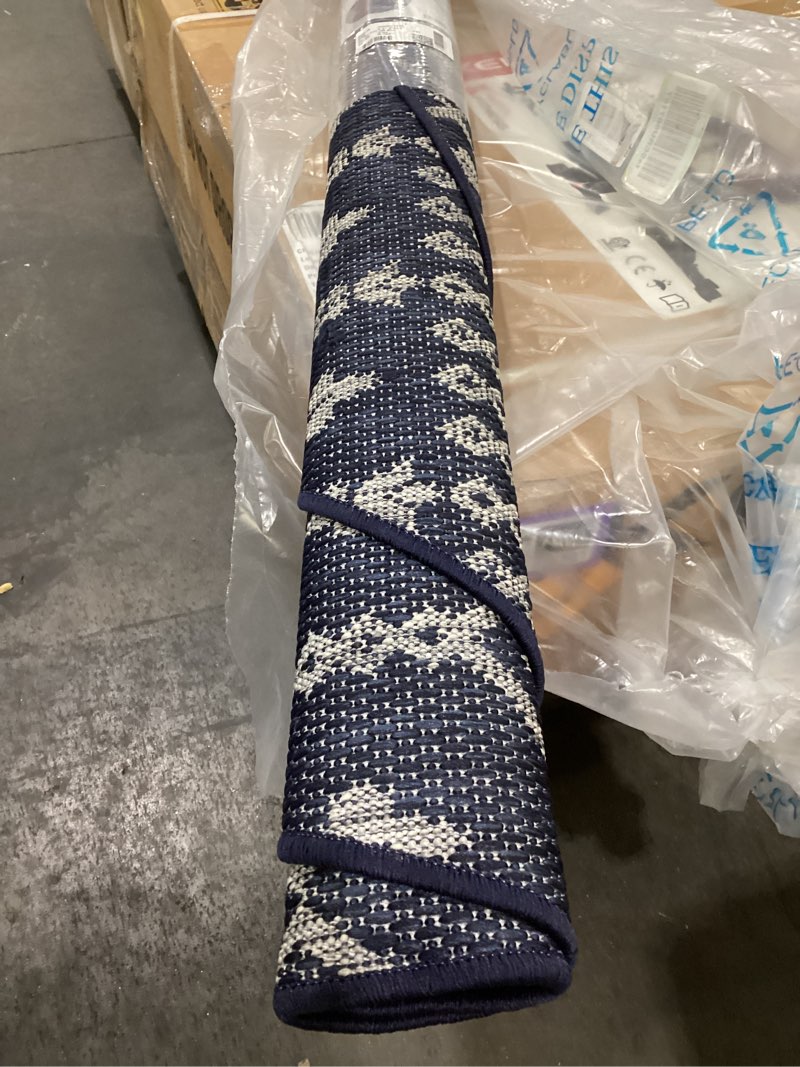 Condition photo showing New/Like New for Round area rug 5’3”