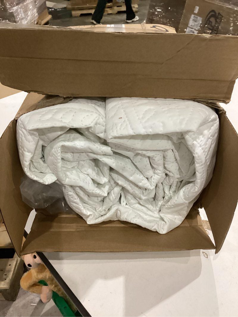 Condition photo showing Good Condition for bedsure king quilt - bright white bedspread king size & lightweight comforter, modern coverlet with clover pattern, ultra soft all-season bedding, 106 x 96 inches | stitch-free quilting, ultra soft, lightweight, machine washable, pet-friendly 01 - bright white - clover king