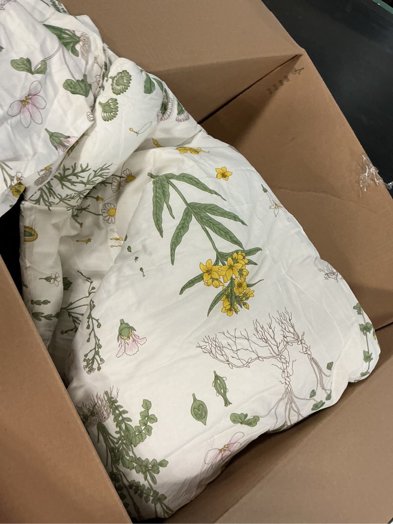 Condition photo showing Good Condition for wake in cloud - botanical quilt set, 100% cotton fabric, floral design cottagecore neutral shabby chic coquette aesthetic, 3-piece bedding set, yellow and green, double size