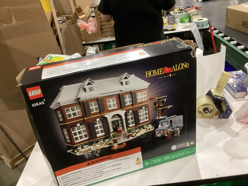 Condition photo showing Good Condition for LEGO Ideas Home Alone McCallisters' House Building Set for Adults - Collectible Movie Model Kit for Office or Bookshelf Decor - Gift for Christmas - W/ 5 Minifigures - 21330 Standard Packaging