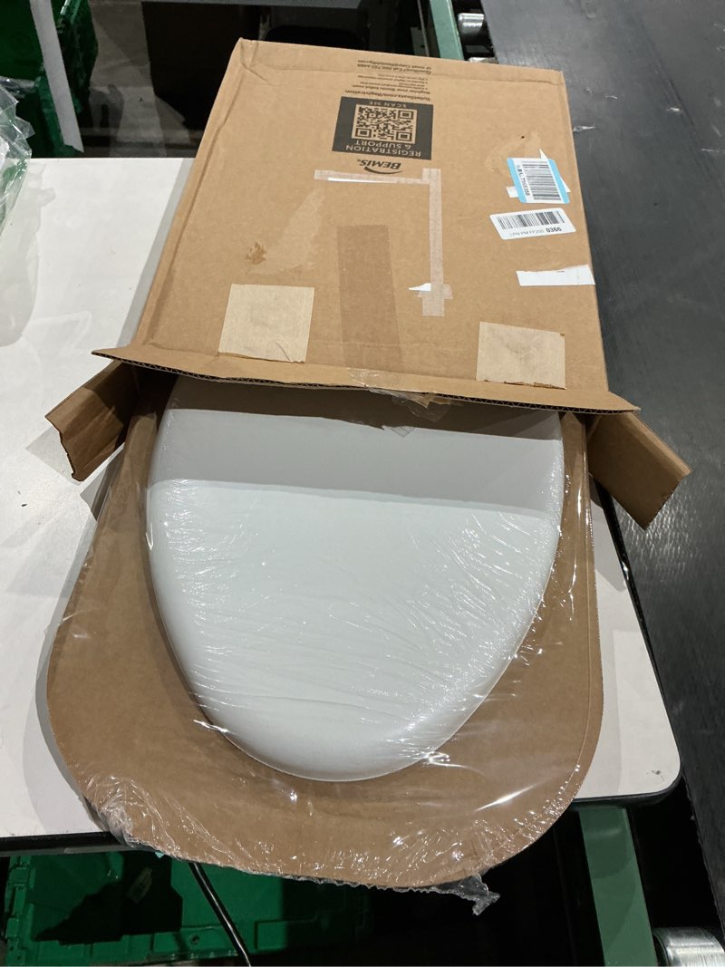 Condition photo showing New/Like New for bemis residential molded wood toilet seats white