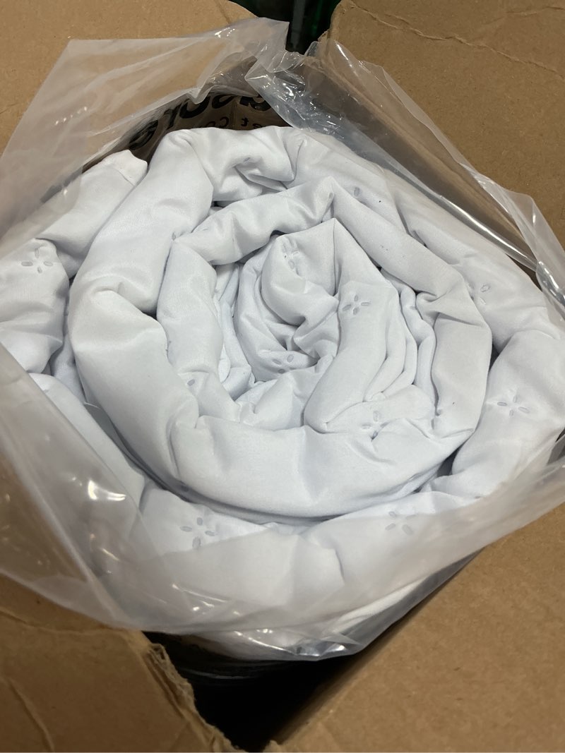 Condition photo showing New/Like New for bedsure california king quilt - bright white bedspread california king size & lightweight comforter, modern coverlet with clover pattern, ultra soft all-season bedding, 111x106 inches | stitch-free quilting, ultra soft, lightweight, machine washable, pet-friendly 01 - bright white - clover california king