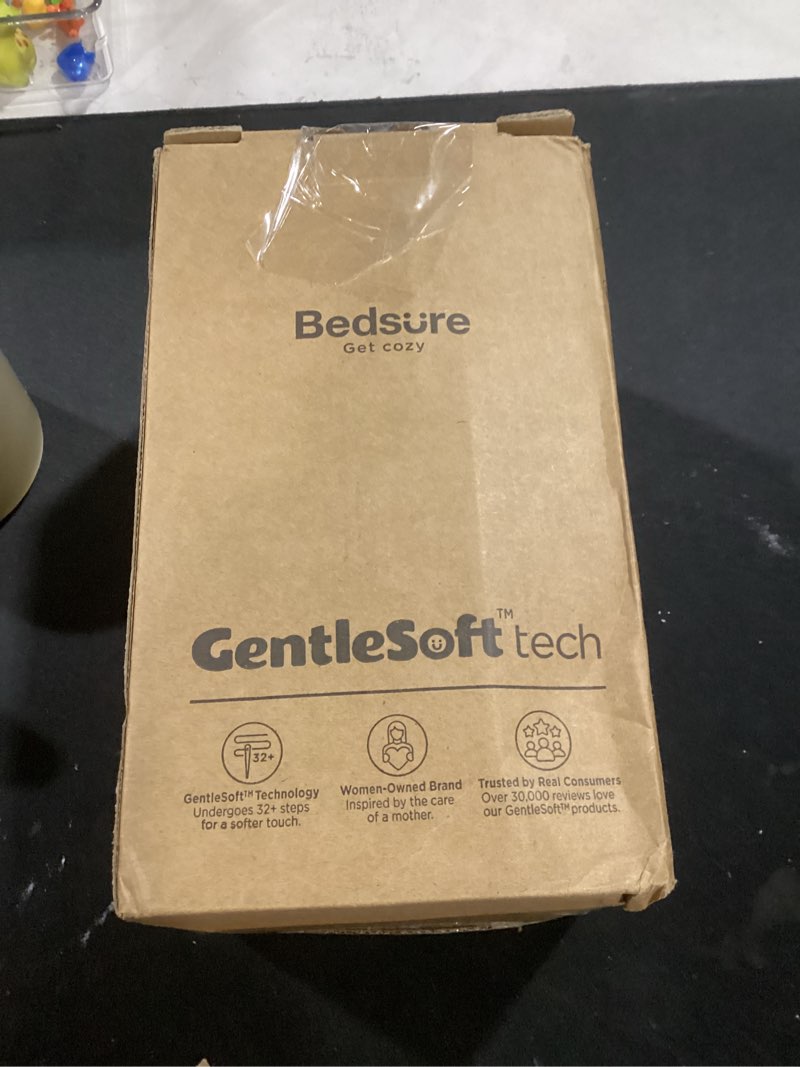 Condition photo showing New/Like New for Bedsure 3D Fleece Bubble Blanket for Couch - GentleSoft White Spring Throw Blanket for Sofa Bed Room