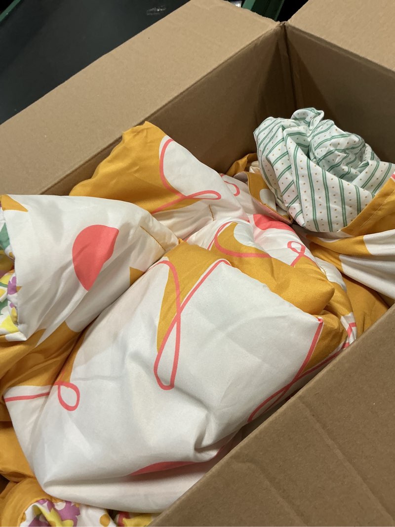 Condition photo showing As Is for mainstays kids daisy reversible comforter set with sheets, twin, 5 pieces