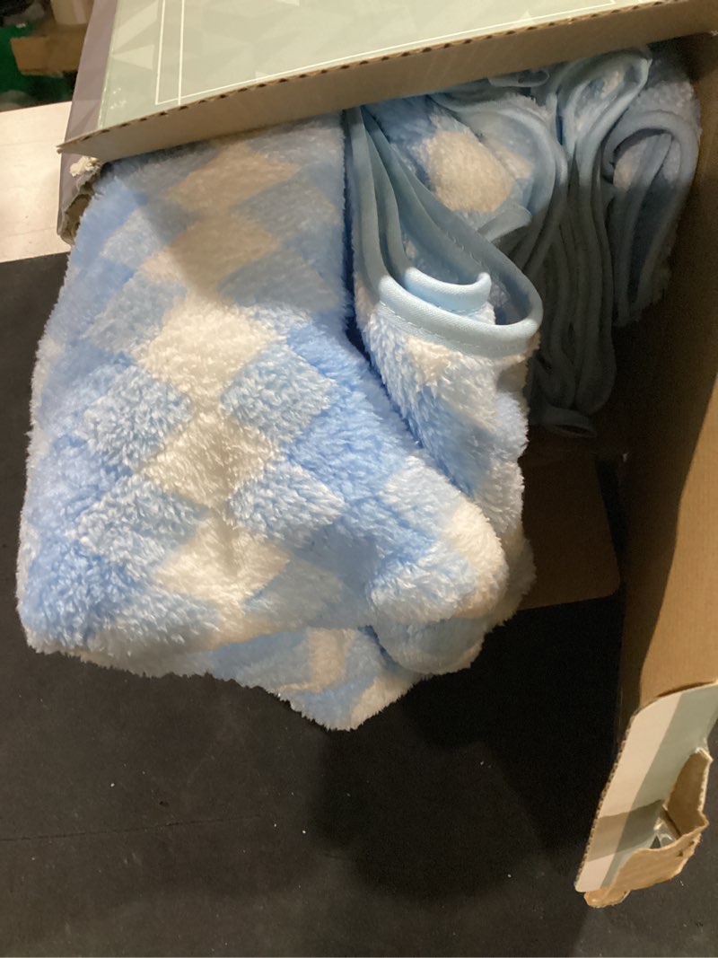 Condition photo showing As Is for 12 pcs blue white diamond towel set-4 bath towels,4 hand towels,4 washcloths soft polyester towels w