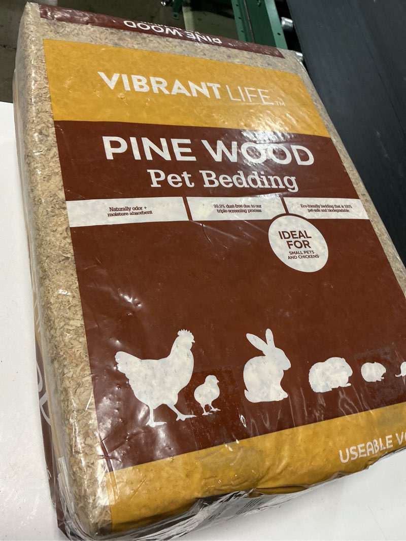 Condition photo showing New/Like New for vibrant life pine wood pet bedding, 141 l bag