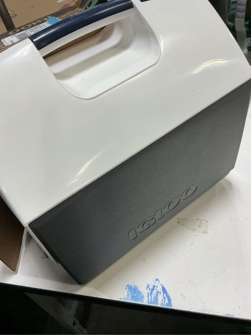 Condition photo showing Good Condition for Igloo Classic Playmate Coolers 16 Qt - 30 Can Carbonite