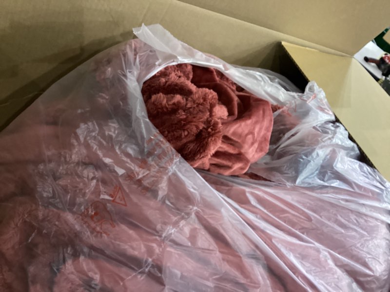 Red blanket with pillow cases