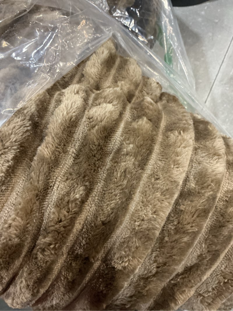 Condition photo showing Good Condition for hyha couch cover for dogs washable, non slip thick flannel sofa protector, pet friendly plush furniture cover for sectional sofa & loveseat (mocha, 27.6" x 27.6") mocha 27.6"x27.6"