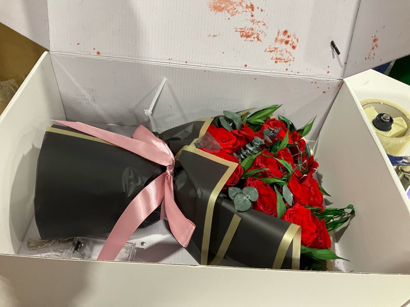 Condition photo showing Good Condition for Flower Bouquet 12-Piece Red Preserved Roses Bouquet with Led Lights Gift for Women Wife Mother Day Wedding Anniversary Birthday (Black)