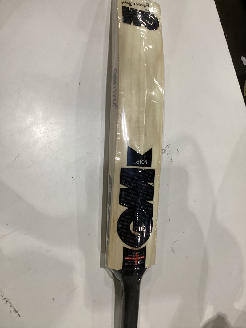 Condition photo showing New/Like New for gunn & moore gm noir signature english willow cricket bat, full size - short handle (includes extra gm bat grip)