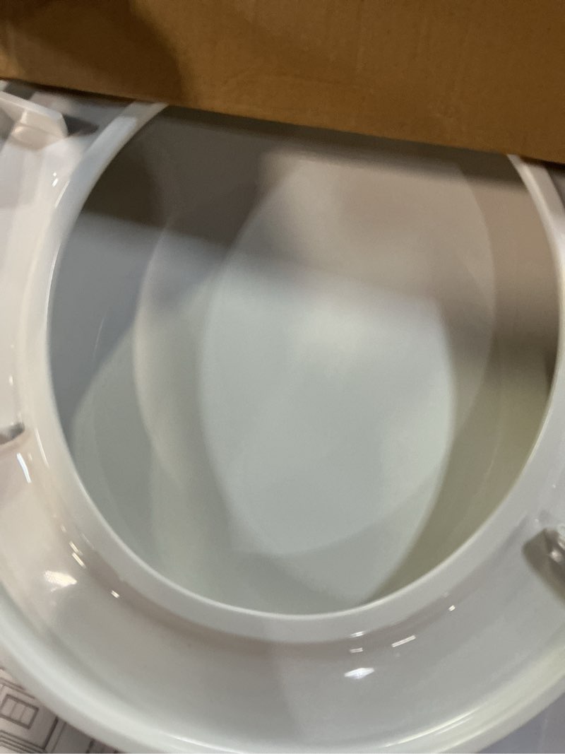 Condition photo showing Good Condition for durable round toilet seat with slow soft close - easy to install and clean, never loosens - white, fits most round toilets white round without toddler seat
