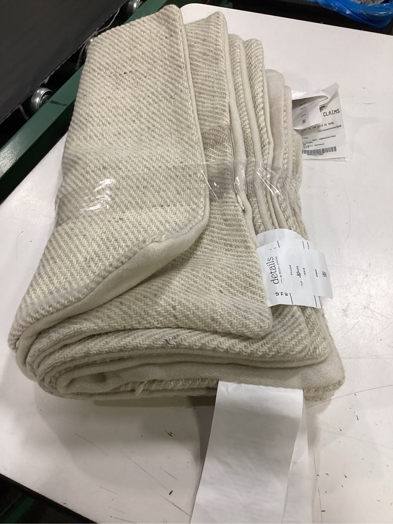 Condition photo showing Good Condition for details pillow 18x18 4piece natural