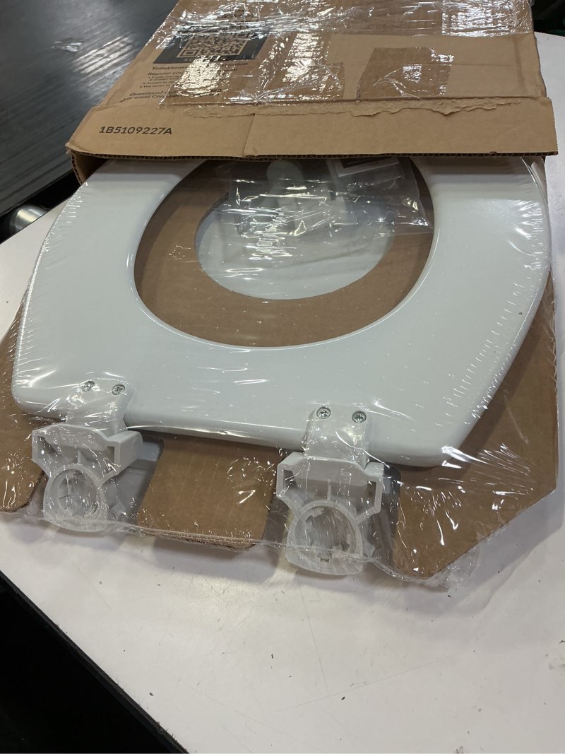 Condition photo showing New/Like New for bemis 500ec durable wood toilet seat with easy clean hinges, made in usa, round, white