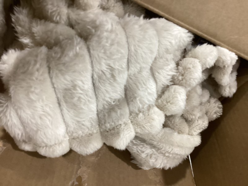 Condition photo showing Good Condition for PHF Luxury Soft Fleece Blanket King Size, No Shed No Pilling, 380GSM Fluffy Cozy Throw Blankets for Bed, 108"x90",Lightweight Warm Bedding for Home Decor, Ideal Gift for Women, Oak King(108"x90") Oak