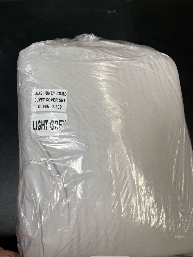 Condition photo showing Good Condition for organic luxe honeycomb duvet cover set, full/queen, light grey