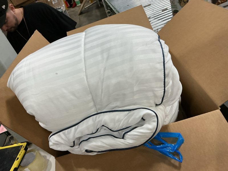 Condition photo showing Good Condition for Similar  Lucian Comforter Duvet Insert King - 2100 Series Cooling Comforter All Season Down Alternative Lightweight Quilt, Luxury Hotel Bed Duvet Filler with 8 Corner Tabs - White