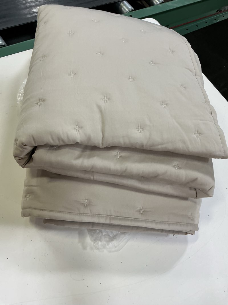 Condition photo showing Good Condition for bamboo dream quilt, twin, sand