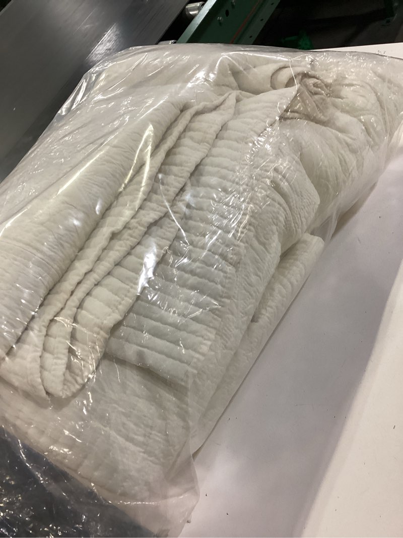 Condition photo showing Good Condition for HoneiLife Oversized King Bedspreads 128x120 - California King Quilts 4-Piece, Cal King Quilt Sets,Rustic Bedding Sets King Size,Reversible Coverlets Lightweight Bedlinen Set for All Season Use-Beige Super King-128"x120" Beige