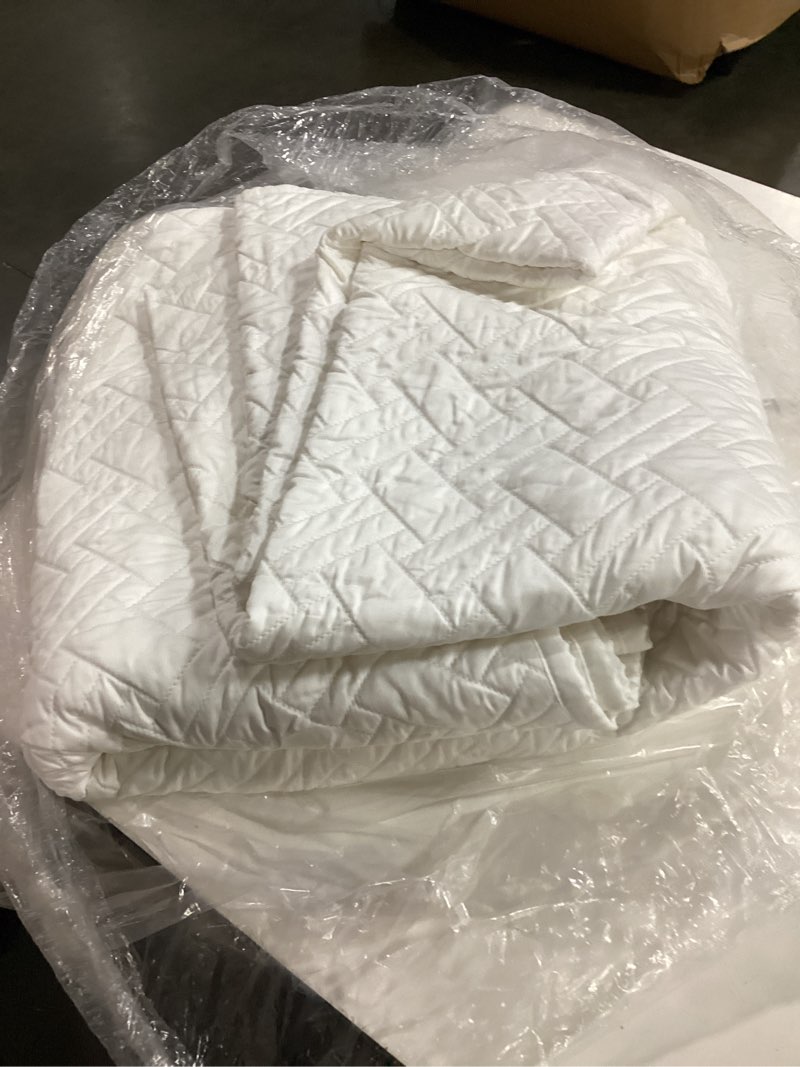 Condition photo showing Good Condition for organic cotton basketweave quilt, twin, white