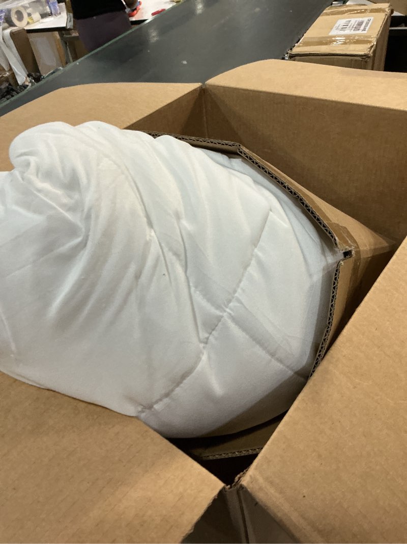 Condition photo showing Good Condition for oversized king comforter 120x98, extra large super king, spring lightweight soft quilted down-alternative duvet insert, fluffy breathable microfiber with 8 corner tabs, all season bedding white white super king(120''x98'')