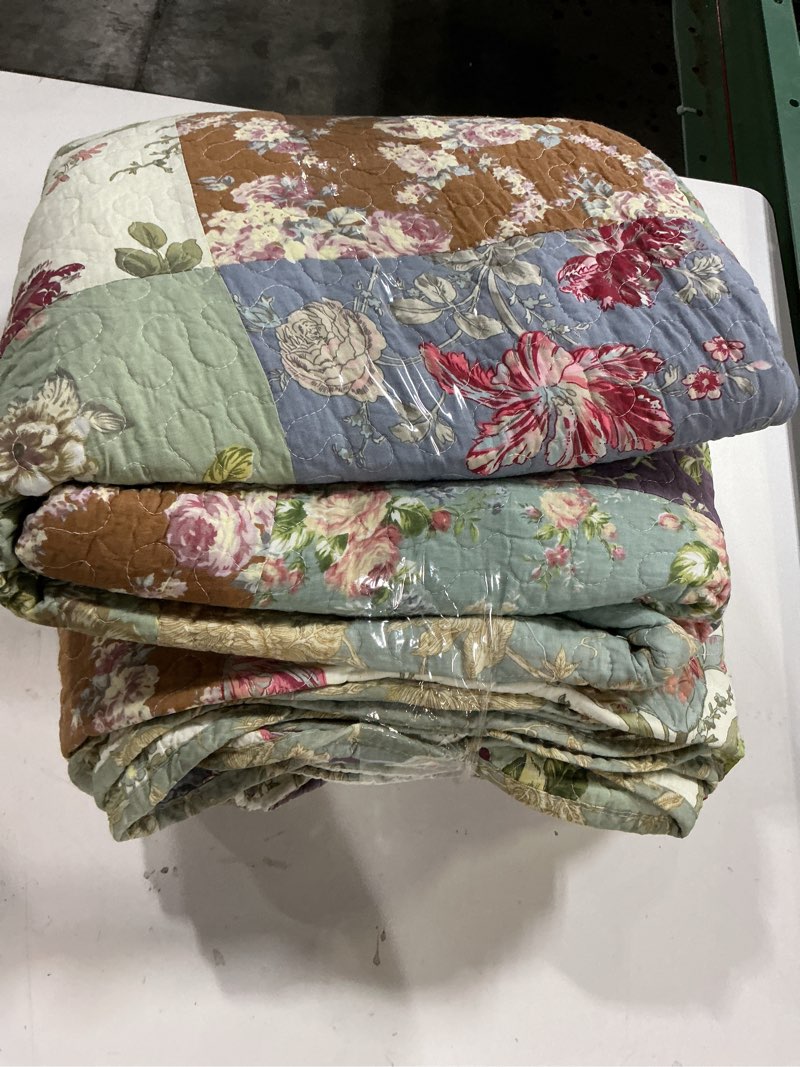 Condition photo showing Good Condition for YAYIDAY Oversized Queen Quilt Set Patchwork Bedspread (110x118 Inch) - 100% Cotton Reversible Breathable Floral Quilted Coverlet with Pillow Shams Fit All Season Flower Patchwork Oversized Queen (110 x 118 inch)