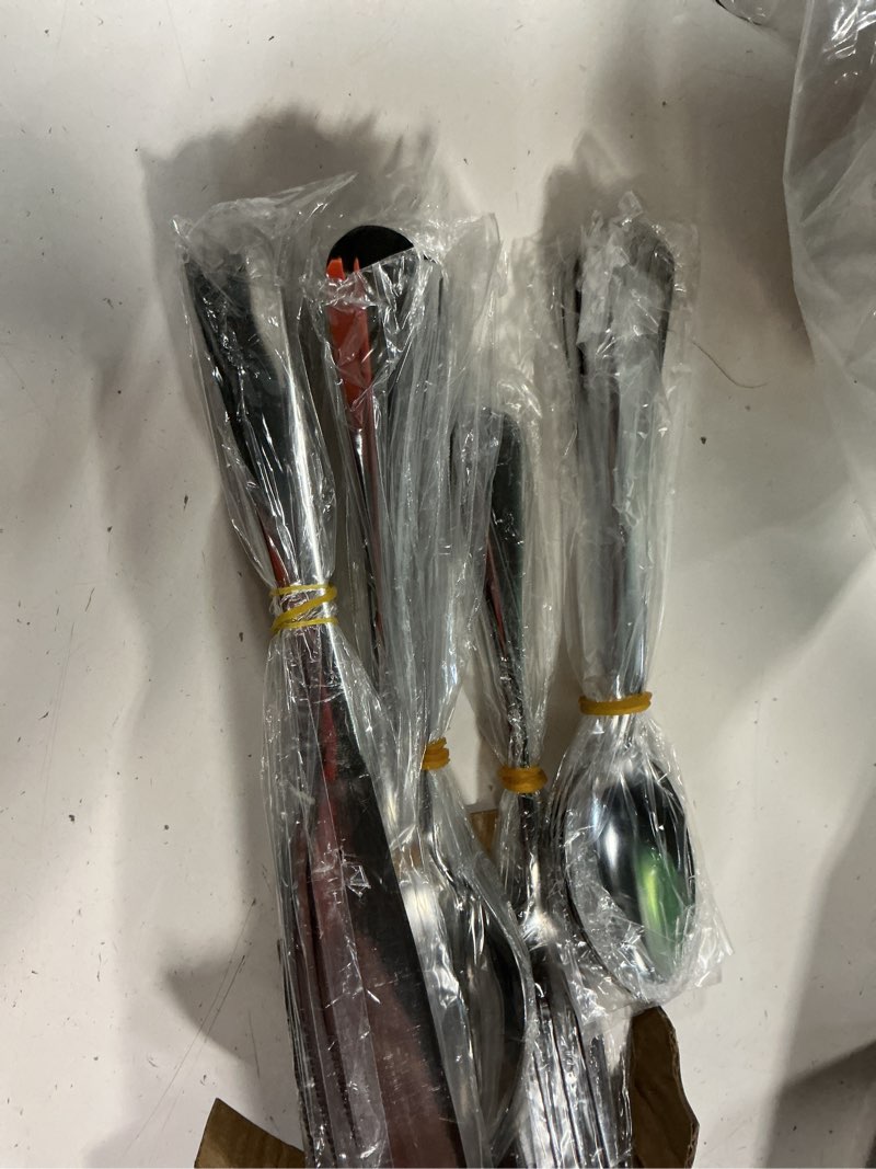 Condition photo showing Good Condition for oneida silverware set for 4, flight 20-piece everyday flatware set, service for 4, 18/0 stainless steel, swirl, mirror finish, dishwasher safe, knives spoons and forks set, dining (silver, 20 pieces) 20-piece flatware set