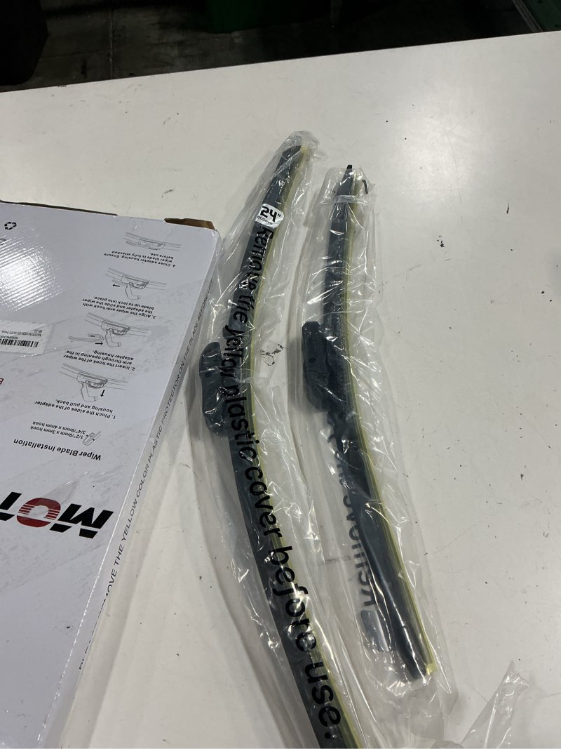Condition photo showing New/Like New for motium oem quality premium all-season windshield wiper blades (24"+18" pair for front windshield)