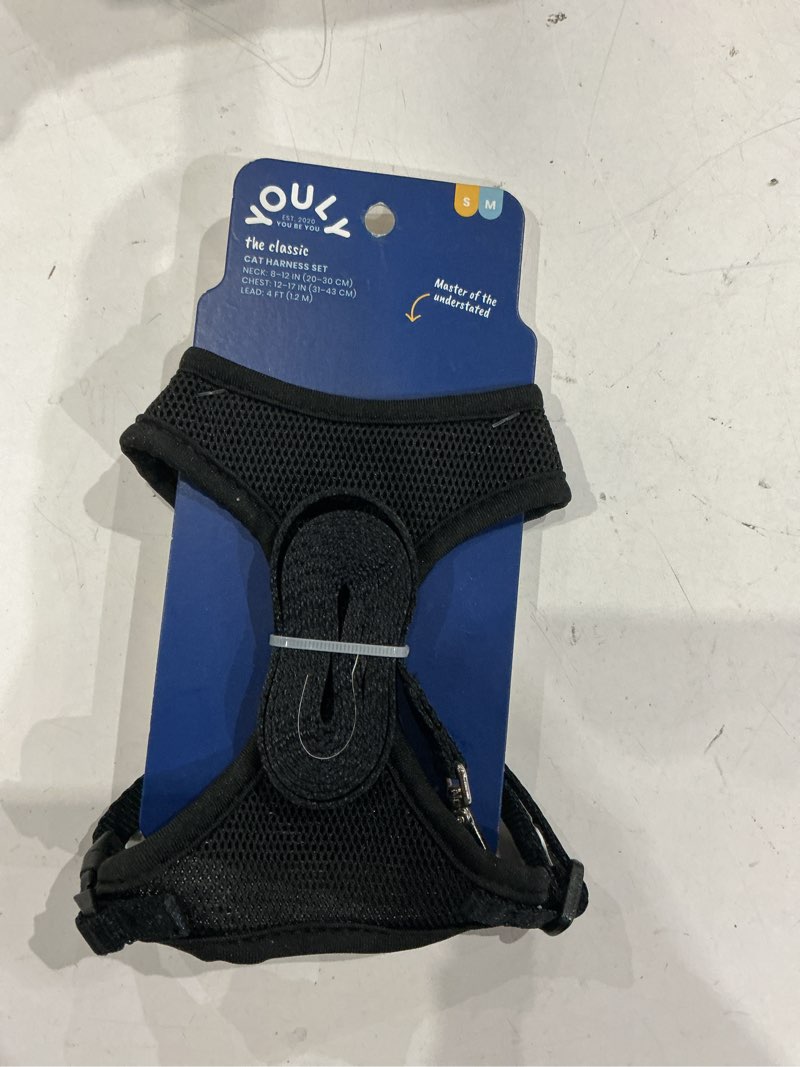 Condition photo showing New/Like New for youly black cat harness with leash , small