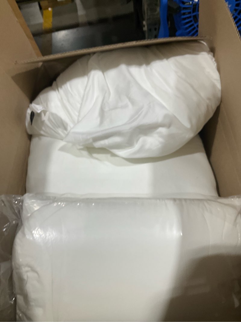 Condition photo showing Good Condition for set of three pillows