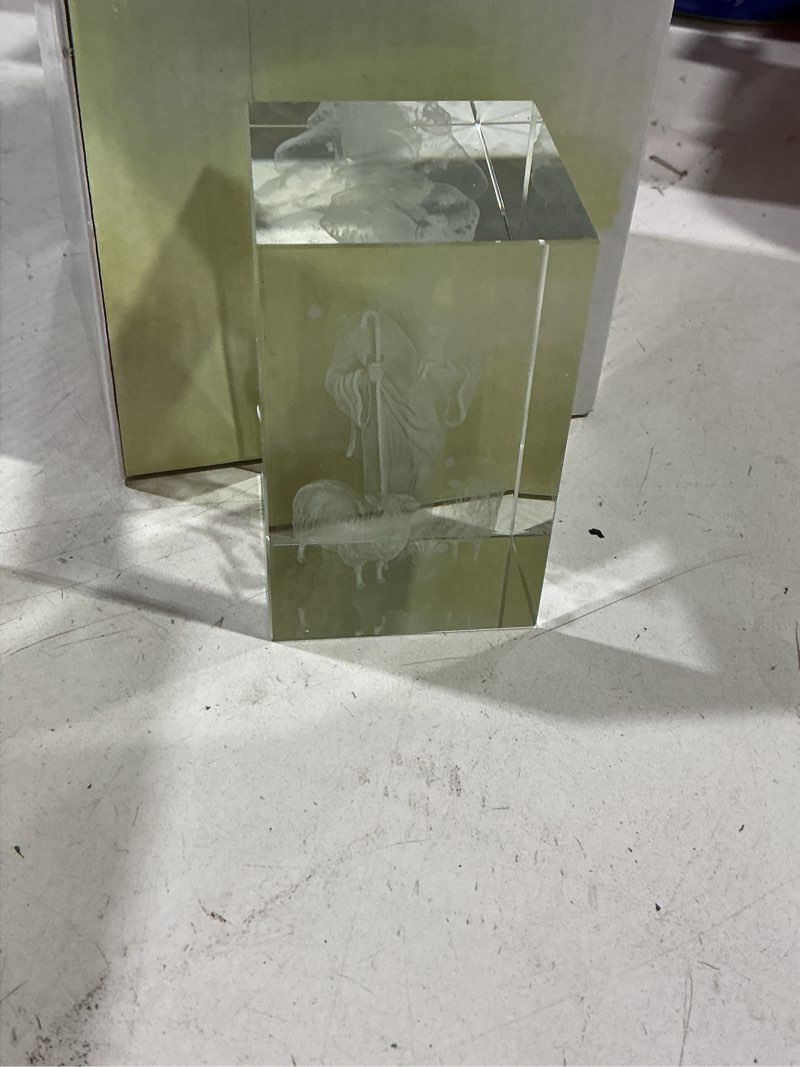 Condition photo showing Good Condition for vskikris 3D Crystal Wolf Gifts for Men and Women, Wolf Figurine Night Lights with Led Base for Birthday Valentines & Mothers Day Home Decoration Collections 2.4in/6cm Cube Clear_HowlingWolf