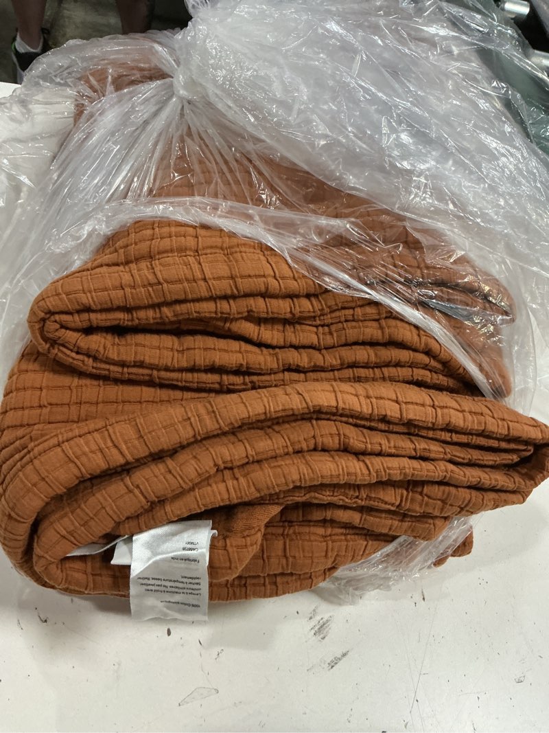 Condition photo showing Good Condition for quince organic ribbed cotton coverlet with sham set full/queen terracotta