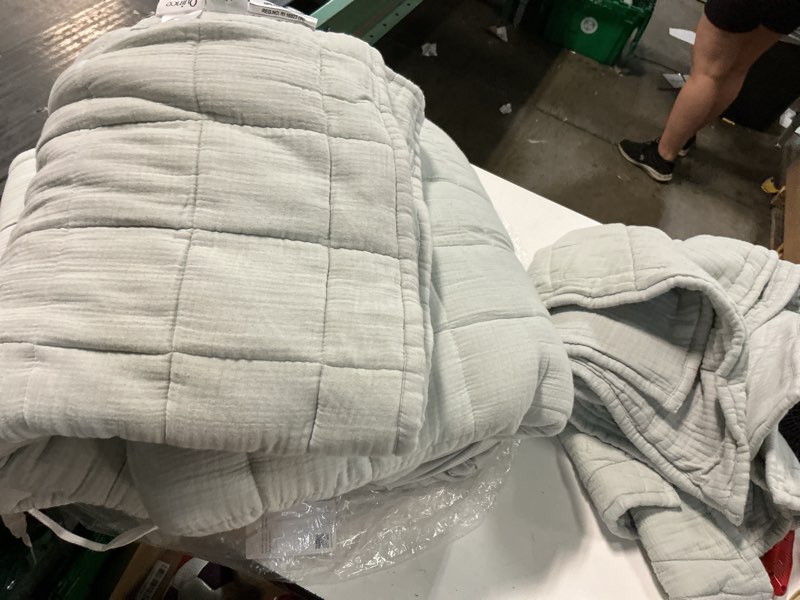 Condition photo showing Good Condition for european linen box quilt set color: willowleaf size: king/cal king set: with sham set