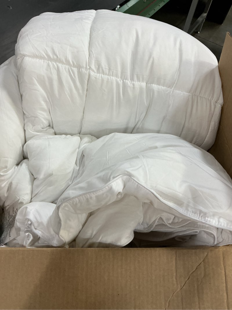 Condition photo showing Good Condition for amazon basics white down alternative comforter and duvet insert with corner tabs, machine washable, full/queen, all-season full/queen all-season
