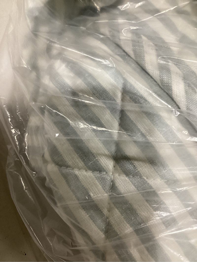 Condition photo showing Good Condition for stripped linen box quilt quince 