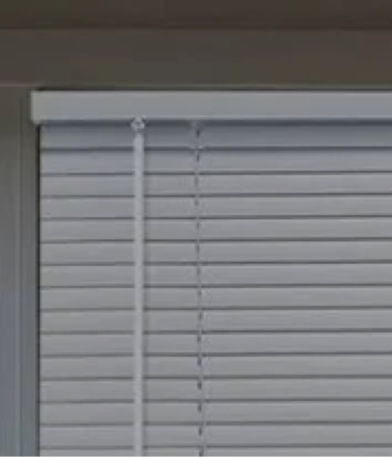 Assorted window blinds 