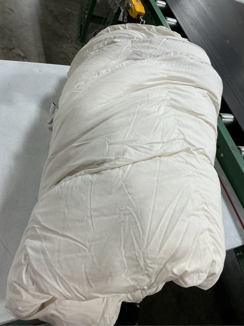 Condition photo showing Good Condition for lightweight premium down comforter, king/cal king, down