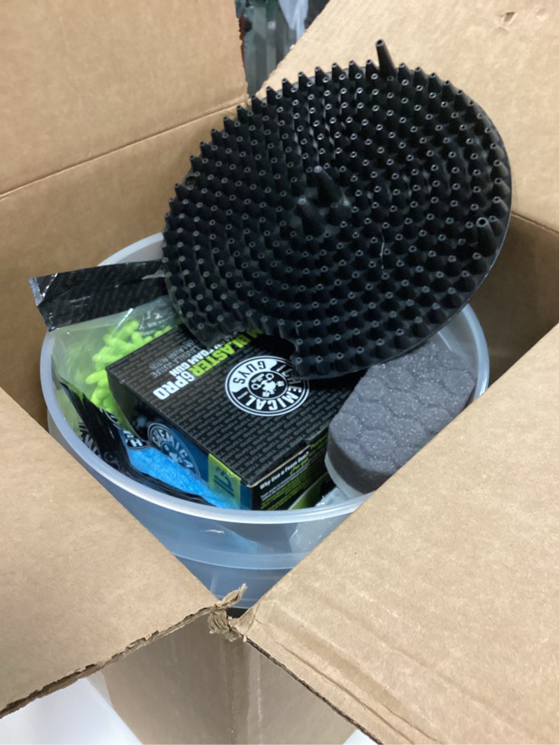 Condition photo showing Good Condition for Chemical Guys HOL126 14-Piece Arsenal Builder Car Wash Kit with Foam Gun, Bucket and (5) 16 oz Car Care Cleaning Chemicals (Works w/Garden Hose) HOL126 Kit Only Works With Garden Hose
