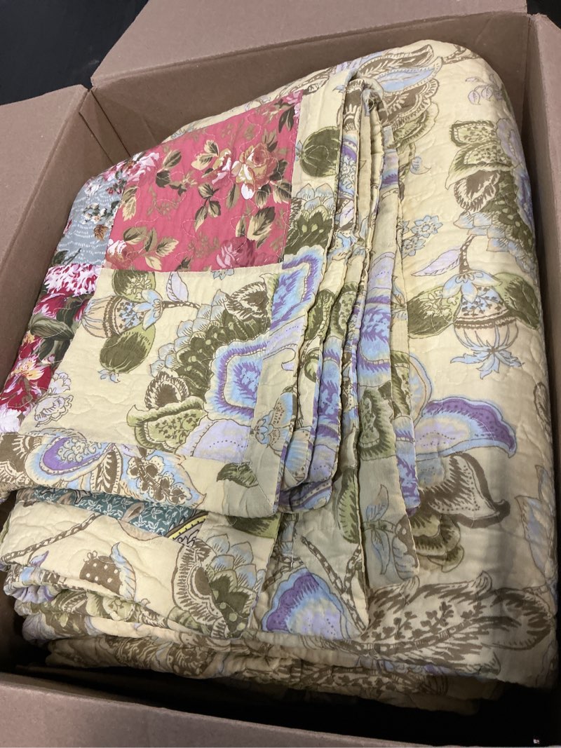 Condition photo showing Good Condition for Greenland Home Blooming Prairie Bedspread Set, Queen Queen Multicolor