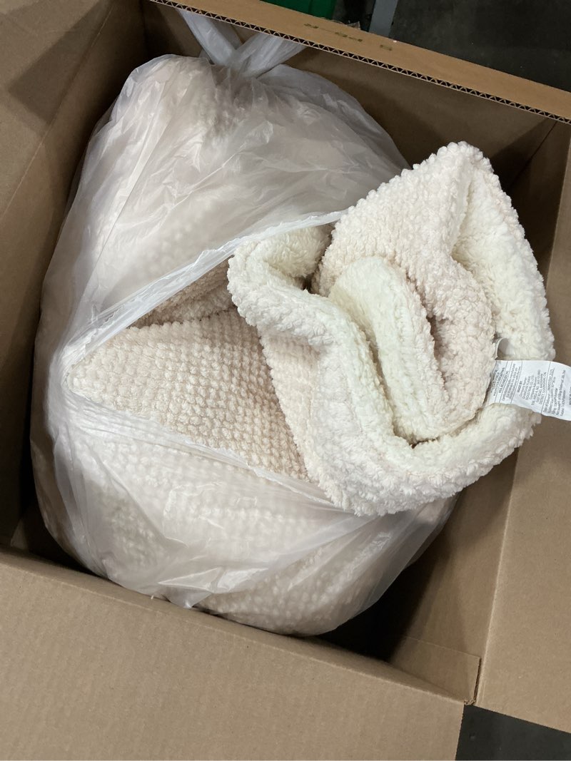 Condition photo showing Good Condition for avelom seersucker queen comforter set (90x90 inches), 3 pieces - 100% soft washed microfiber lightweight comforter with 2 pillowcases, all season down alternative comforter set for bedding