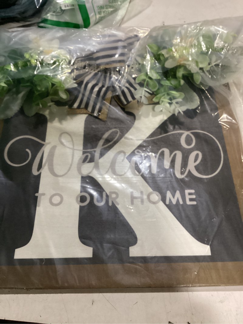 Condition photo showing New/Like New for last name all year wreath, for front doors, spring, fall, 26 last name letters all year round wreaths, suitable for wedding decorations, home porches, farmhouses, yards, garden decorations, gifts (k)
