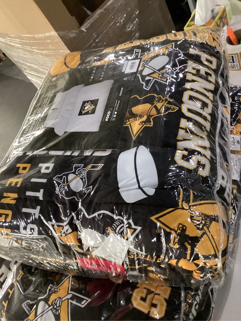 Condition photo showing New/Like New for FOCO Pittsburgh Penguins NHL Team Color Bed in a Bag Comforter Bedding 5 Piece Set - Full