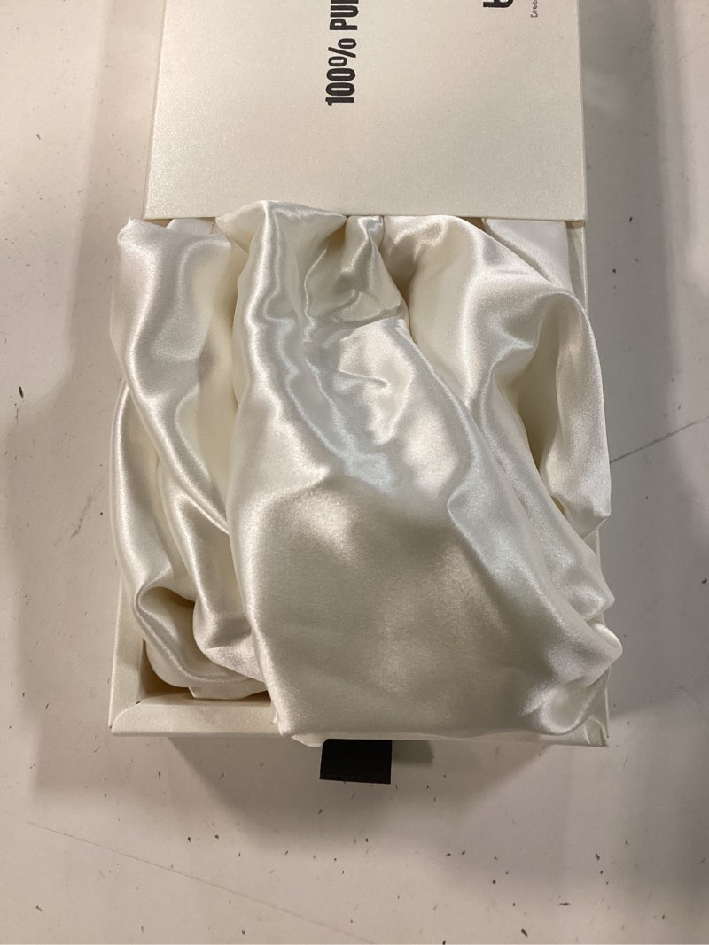 Condition photo showing Good Condition for blissy silk pillowcase - 100% pure mulberry silk - 22 momme 6a high-grade fibers - silk pillow cover for hair & skin - regular, queen & king (blissy white, standard) blissy white standard