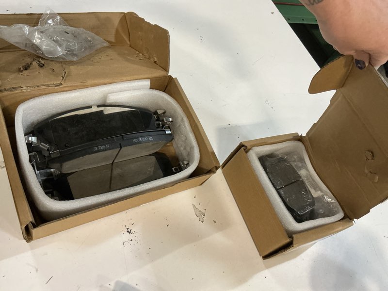 Condition photo showing New/Like New for scitoo d2229 d2231 front & rear ceramic brake pads sets w/hardware fit 2020-2024 for ford for explorer,2020-2024 for police interceptor utility,2020-2023 for lincoln for aviator front d2229 & rear d2231 [8pcs]