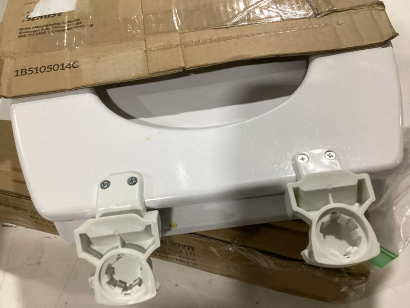 Condition photo showing Good Condition for BEMIS 500EC 390 Toilet Seat with Easy Clean & Change Hinges, 1 Pack Round, Cotton White