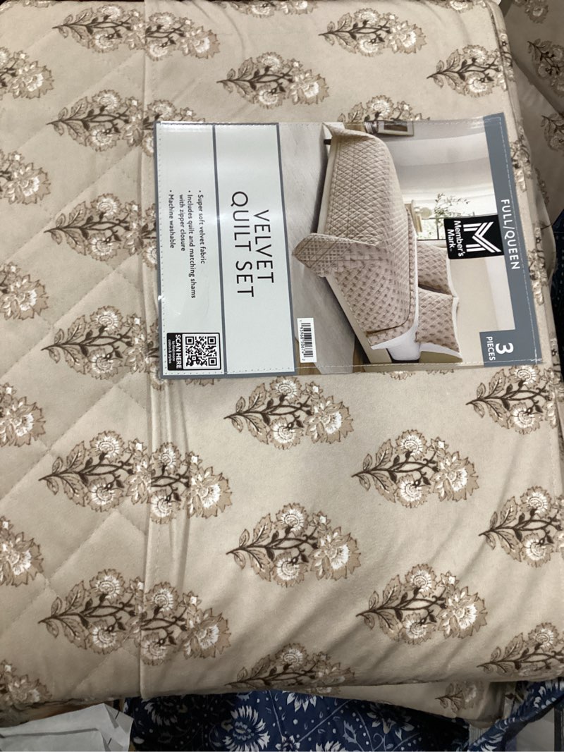 Condition photo showing New/Like New for full/queen member's mark 3-piece printed velvet quilt sets