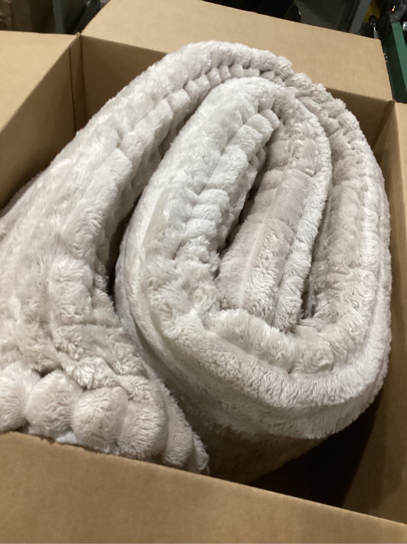 Condition photo showing New/Like New for Bedsure Sherpa Blanket Queen Size for Bed - Super Soft, Cozy Fleece Thick Warm Blanket for Winter Christmas, GentleSoft Home Room Decor, Beige, 90x90 Inches 01 - Beige Queen (90" x 90")