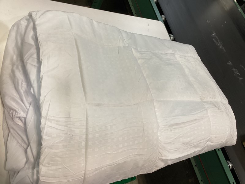 Condition photo showing As Is for HYLEORY California King Mattress Pad Quilted Fitted Mattress Protector Cooling Pillow Top Mattress Cover Breathable Fluffy Soft Mattress Topper with 8-21" Deep Pocket White California King