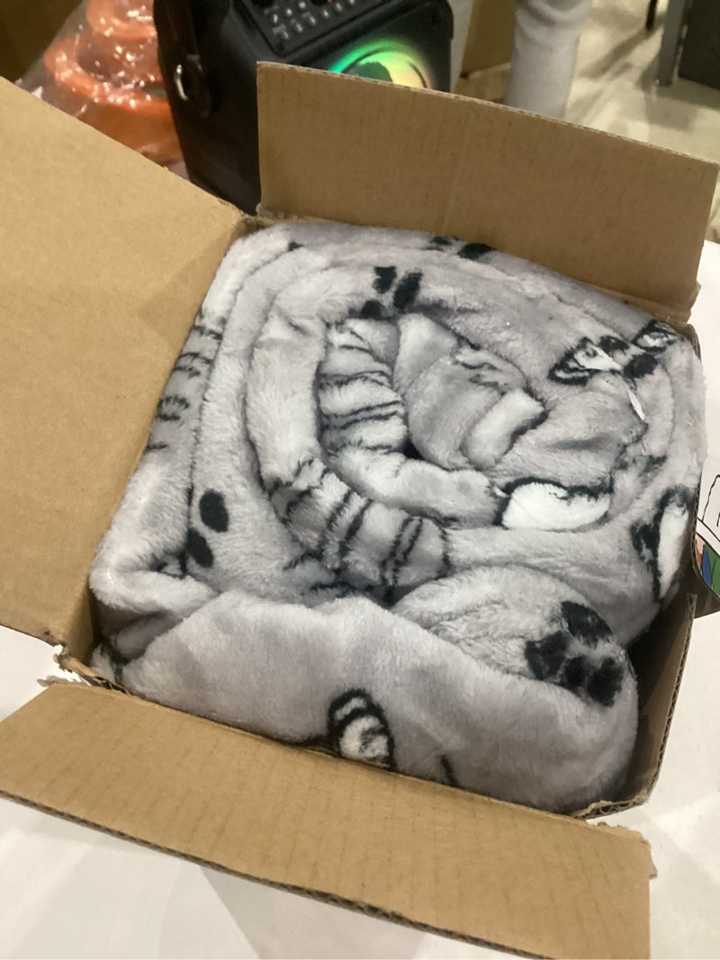 Condition photo showing Good Condition for berkshire blanket peanuts® velvetloft® cute character snoopy plush throw blanket,peanuts poses and paws grey,throw 55 in x 70 in (official peanuts® product) peanuts poses and paws grey throw (55 in x 70 in)